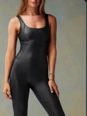 Black Athletic Women's Jumpsuit - Sleek Wide-Strap Design